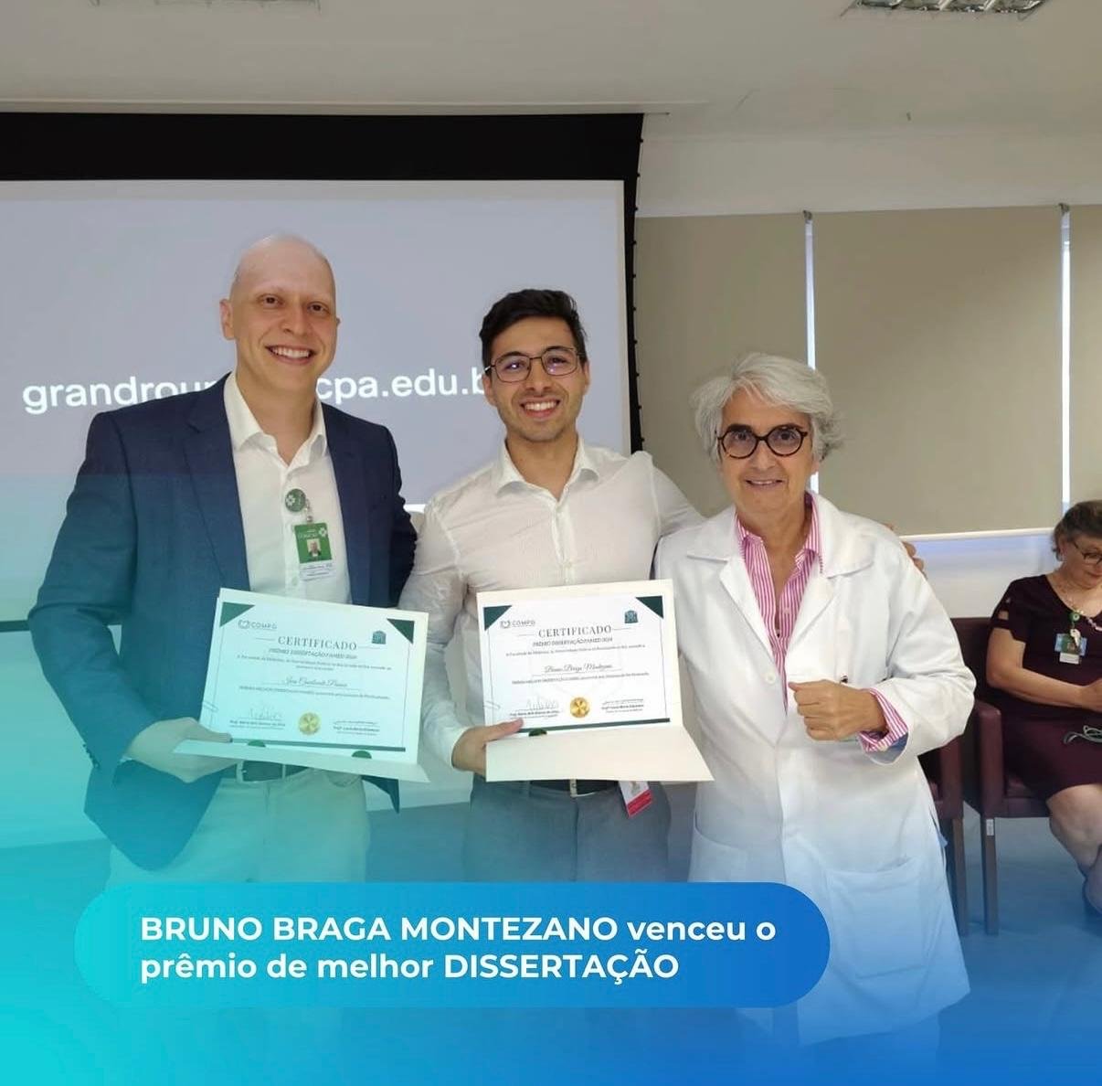 Bruno Montezano com o prêmio de melhor dissertação