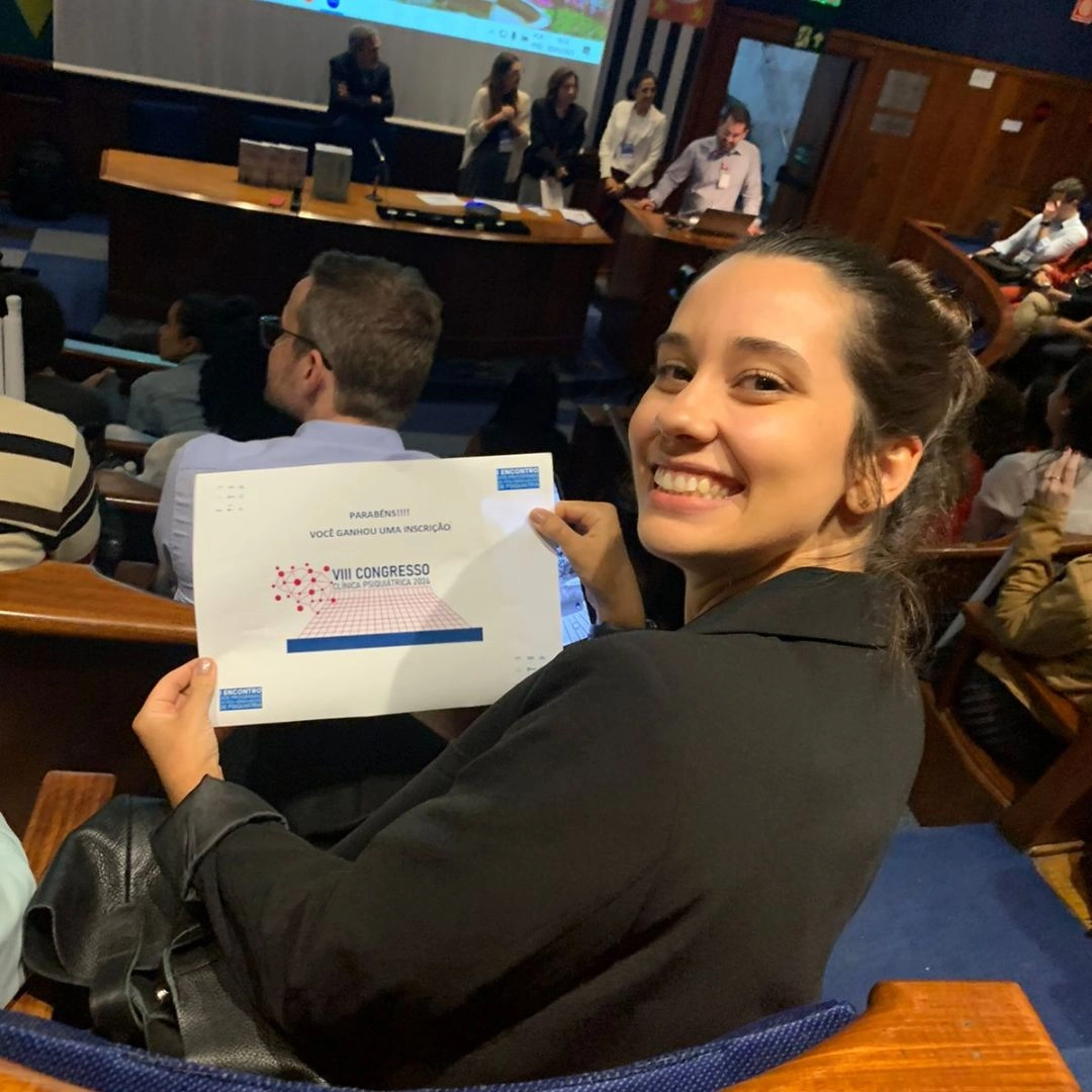 Kyara de Aguiar durante premiação do encontro de pós-graduação